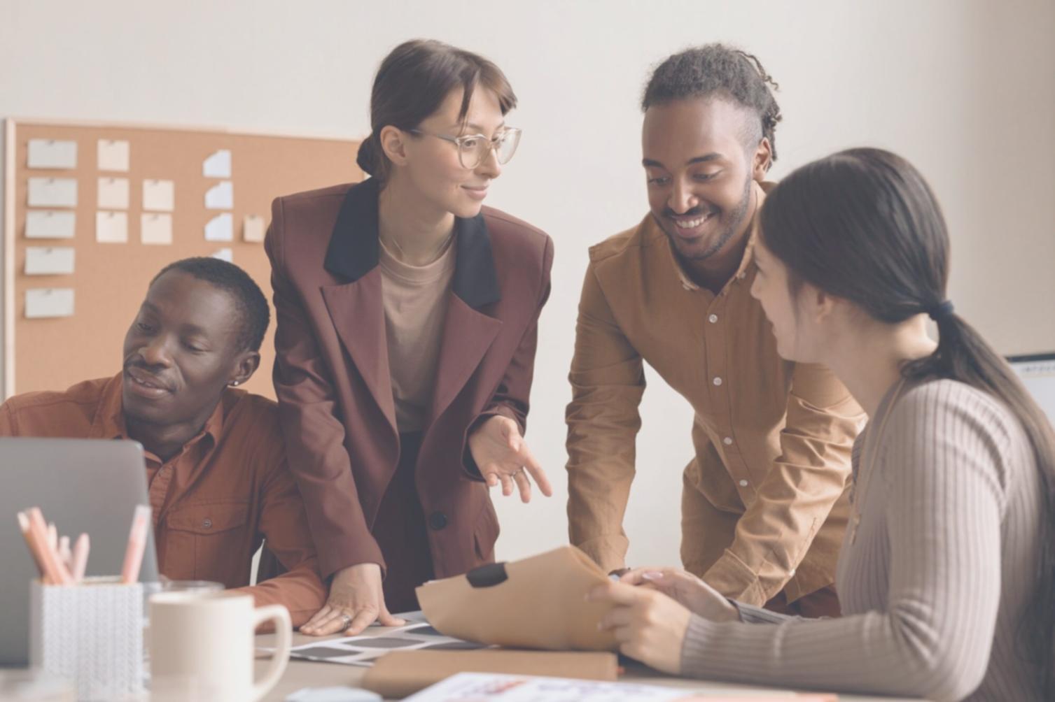 Astroloji danışmanlığı sırasında harita üzerinde çalışan uzman